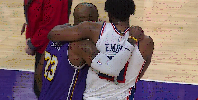 胜负已定之时 詹姆斯拥抱恩比德 两人有说有笑